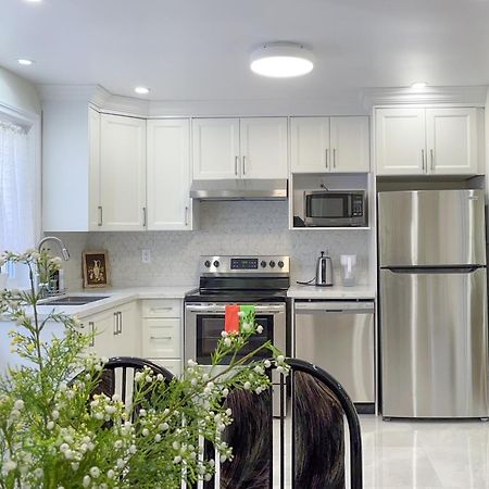 Newly-Renovated 3Br House, 12 Minutes To Airport Apartment Торонто Екстериор снимка