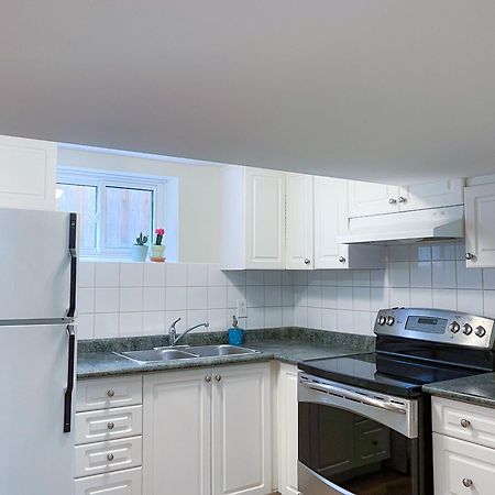 Newly-Renovated 3Br House, 12 Minutes To Airport Apartment Торонто Екстериор снимка