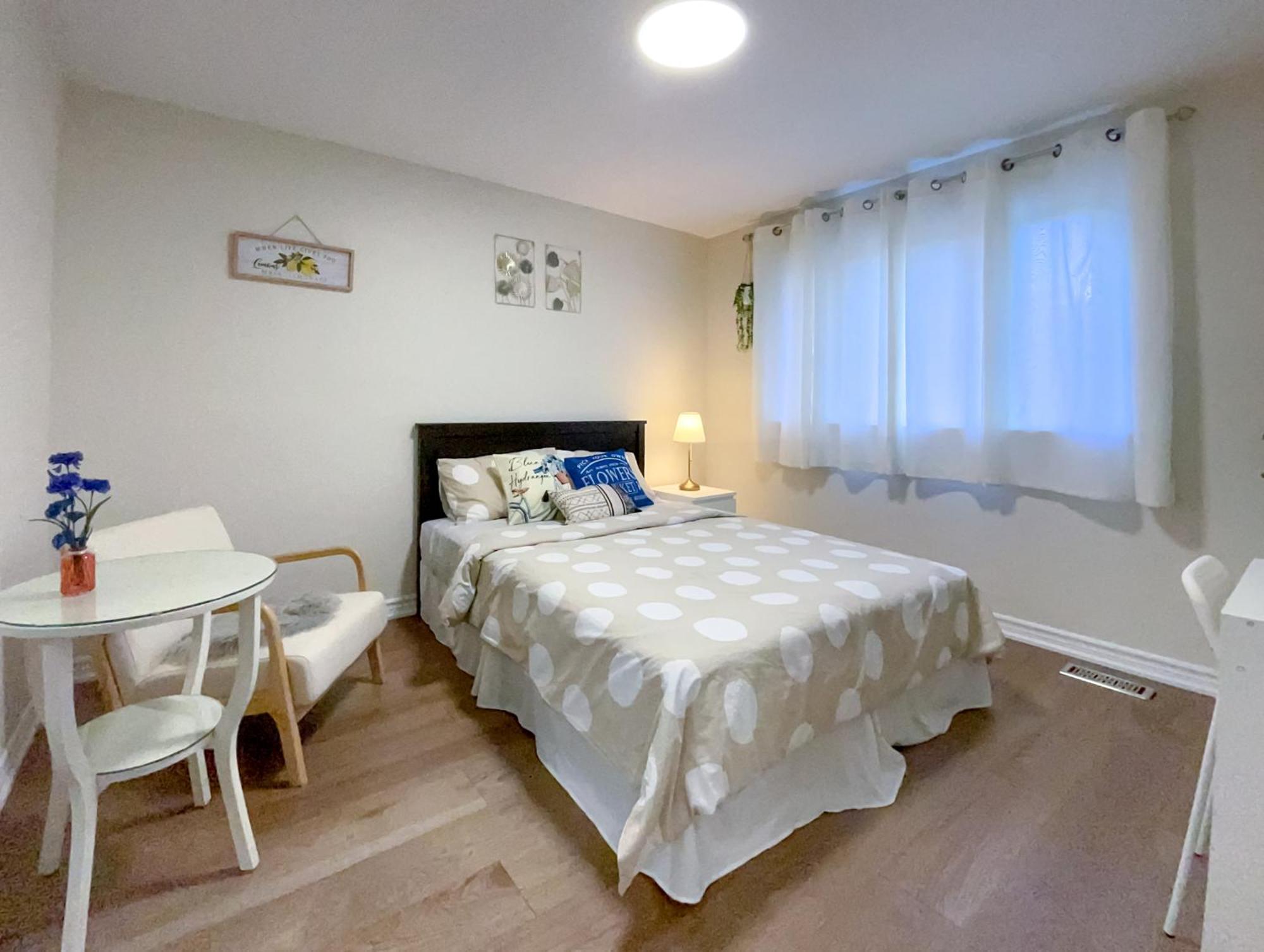 Newly-Renovated 3Br House, 12 Minutes To Airport Apartment Торонто Екстериор снимка