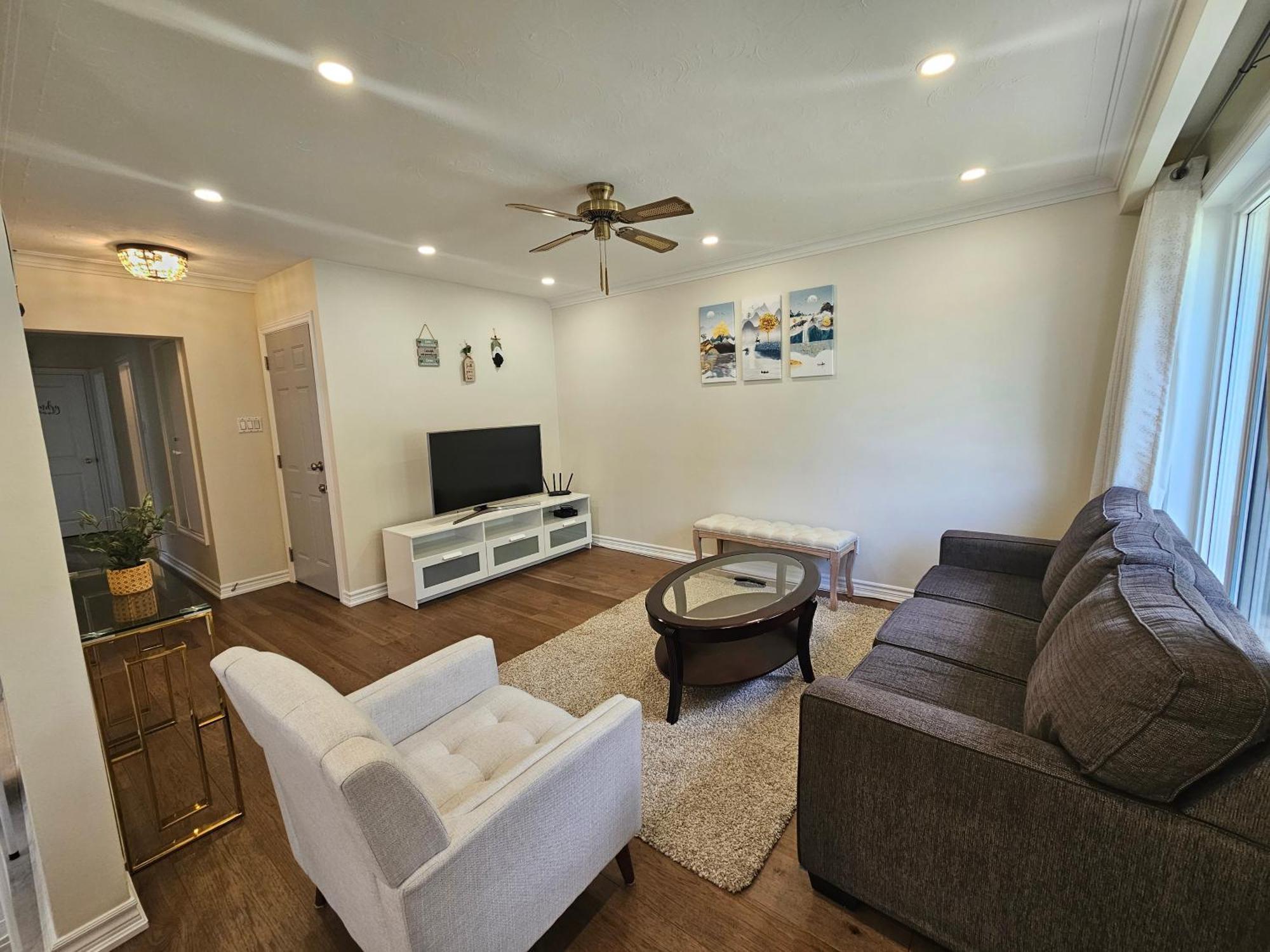Newly-Renovated 3Br House, 12 Minutes To Airport Apartment Торонто Екстериор снимка