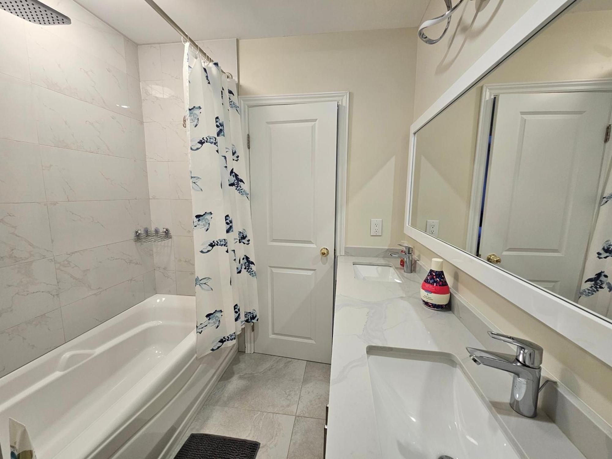 Newly-Renovated 3Br House, 12 Minutes To Airport Apartment Торонто Екстериор снимка