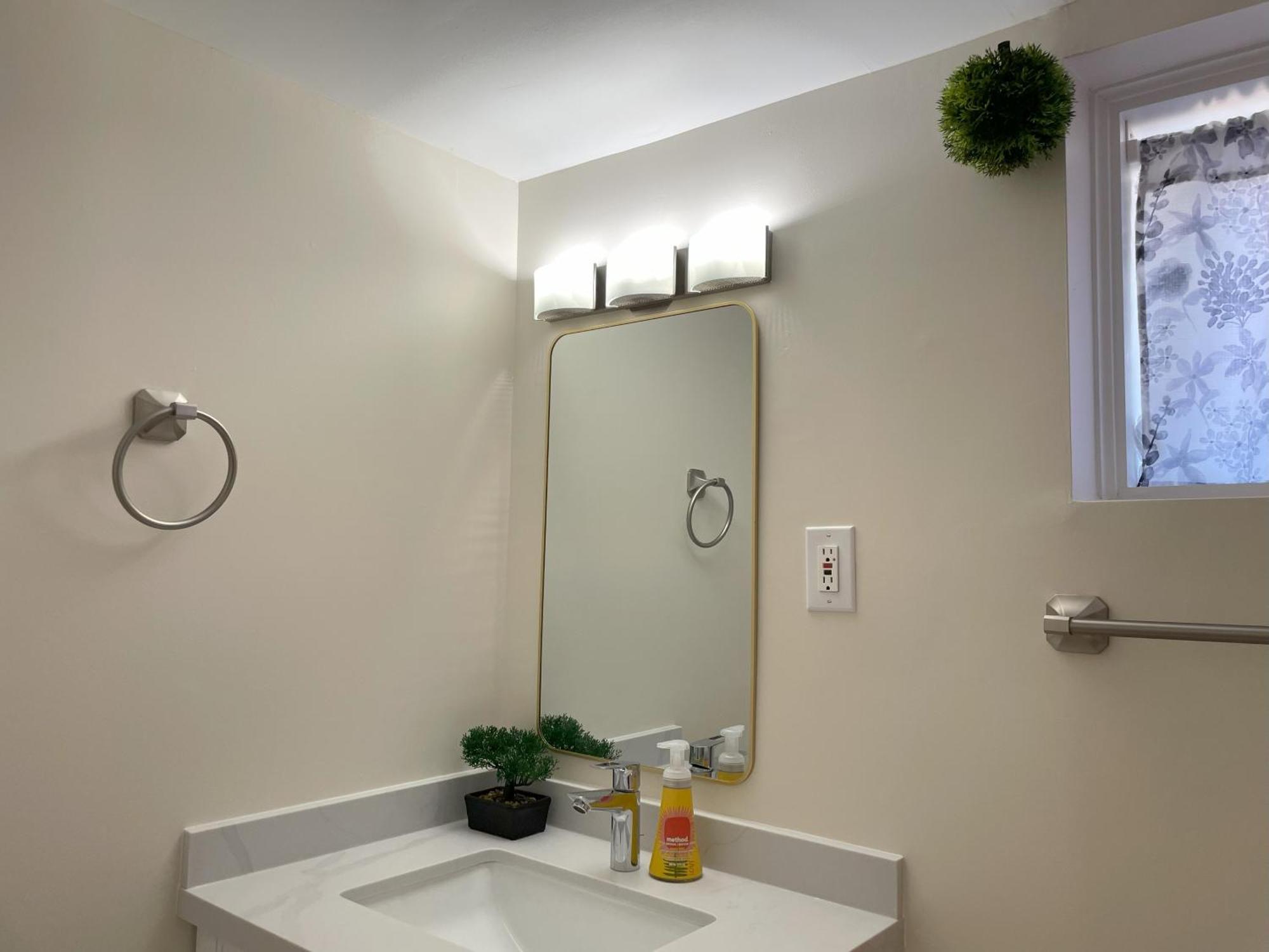Newly-Renovated 3Br House, 12 Minutes To Airport Apartment Торонто Екстериор снимка