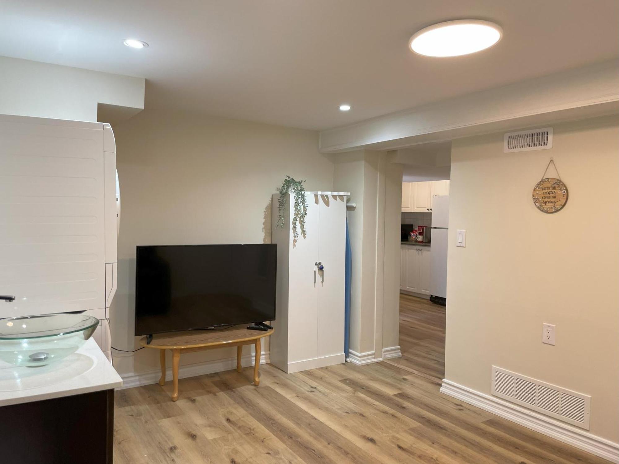 Newly-Renovated 3Br House, 12 Minutes To Airport Apartment Торонто Екстериор снимка