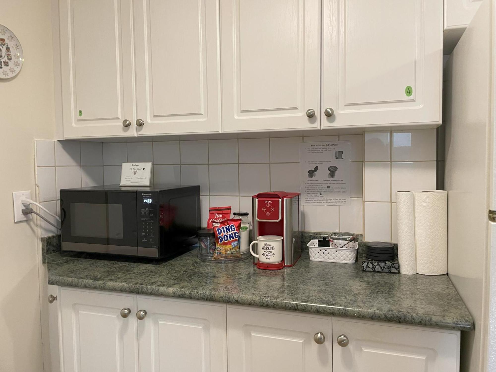 Newly-Renovated 3Br House, 12 Minutes To Airport Apartment Торонто Екстериор снимка