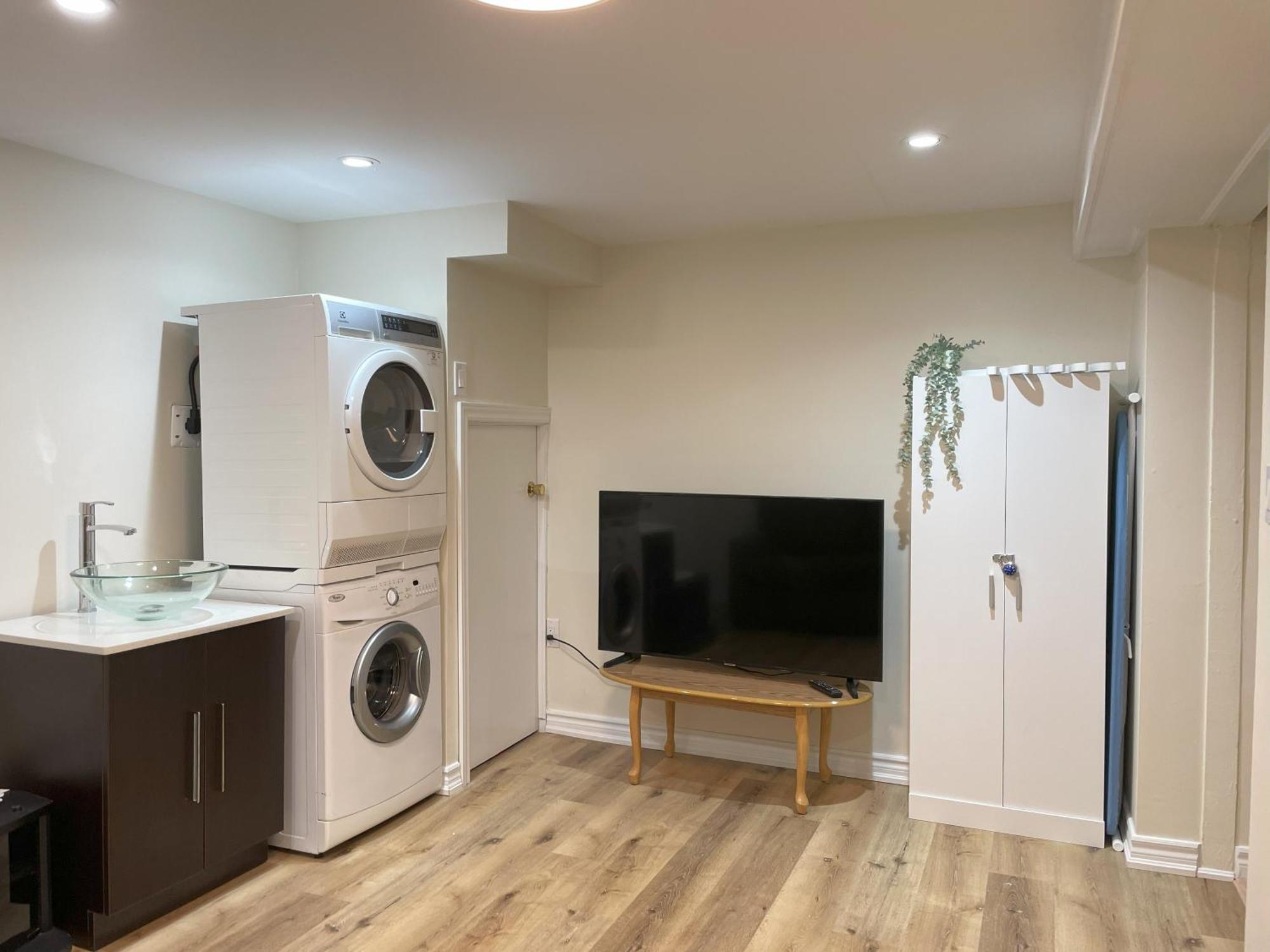 Newly-Renovated 3Br House, 12 Minutes To Airport Apartment Торонто Екстериор снимка