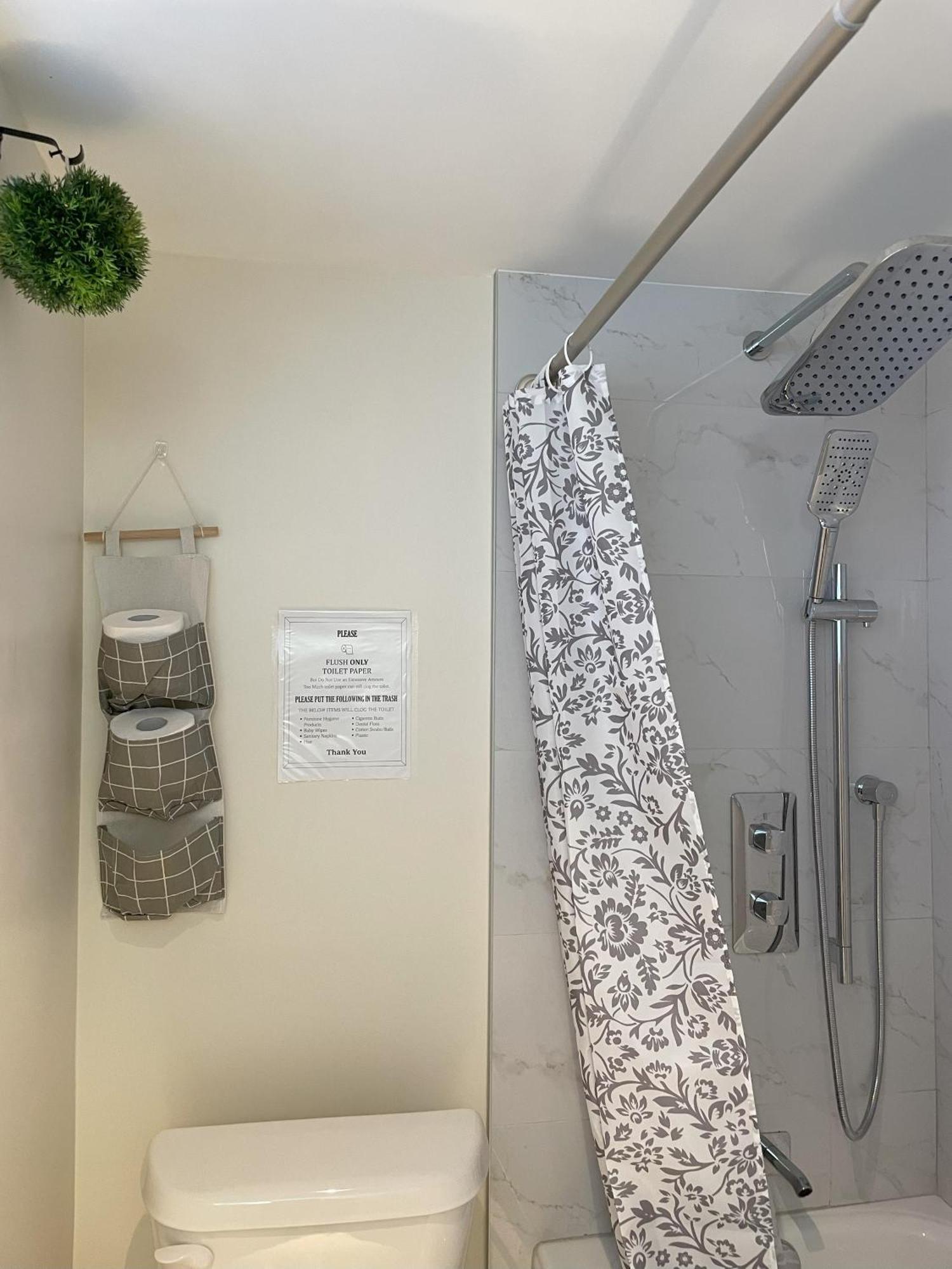 Newly-Renovated 3Br House, 12 Minutes To Airport Apartment Торонто Екстериор снимка