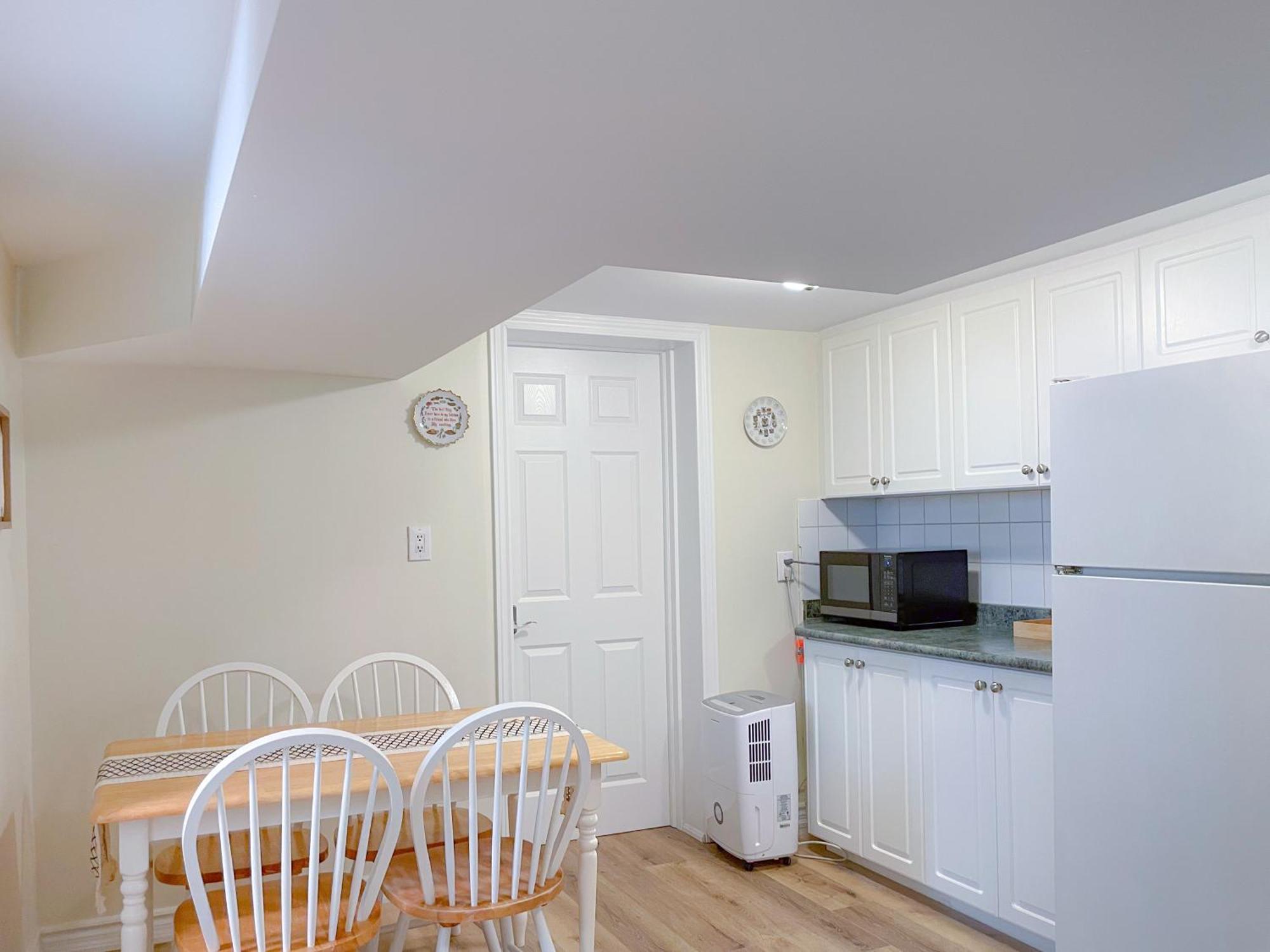 Newly-Renovated 3Br House, 12 Minutes To Airport Apartment Торонто Екстериор снимка